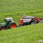 Bei Kurvenfahrten lenkt die Achse der Spritze mit um immer in der Spur des Schleppers zu laufen. Dieses verhindert Schäden an unserer Kultur.