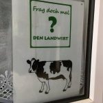 Aktions - Utensilien von "Redet mit uns 2016" stehen auch noch im Fenster